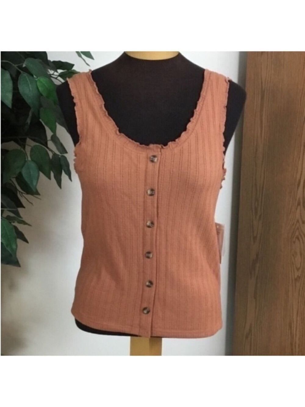 SO button down sleeveless tank Woman’s Junior’s size L cinnamon scoop neck